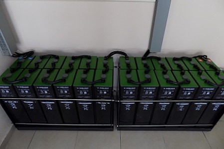 Για ημερήσια παραγωγή ως 16kwh (6 Sharp, 12 gel sopzv 990ah, Victron multiplus 5000va)