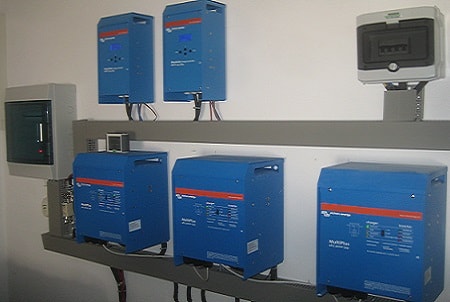 Για ημερήσια παραγωγή ως 46kWh (τριφασικό 3x5kva Victron, 15 x Sharp, 24 sopzs 1380Ah)