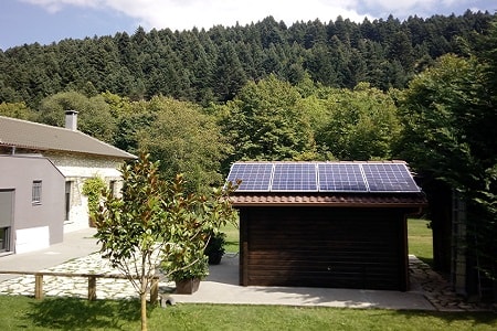 Για ημερήσια παραγωγή ως 10kWh (4 πανελ, 12 διβολτες 500Ah, 3kva Victron Phoenix)