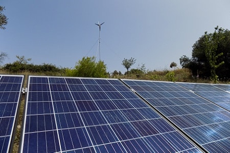 Για ημερήσια παραγωγή ως 8kWh (3 Πανελ, 4 μπαταρίες 250Ah, 3kva Victron)