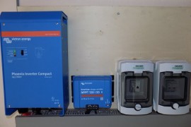 Για ημερήσια παραγωγή ως 10kWh (4 πανελ, 4 μπαταρίες 250ah, 3kva phoenix victron)
