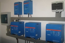 Για ημερήσια παραγωγή ως 46kWh (τριφασικό 3x5kva Victron, 15 x Sharp, 24 sopzs 1380Ah)