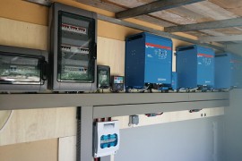 Για ημερήσια παραγωγή ως 120kWh (τριφασικό, 45 x Sharp, 3x10kva Quattro, 48 x Sunlight 1400ah)