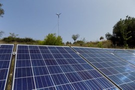 Για ημερήσια παραγωγή ως 8kWh (3 Πανελ, 4 μπαταρίες 250Ah, 3kva Victron)