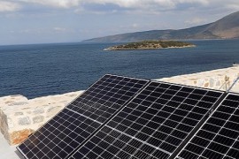 Για ημερήσια παραγωγή ως 5,5kWh (ψυγείο, φώτα, τηλεόραση, φορτιστές, ανεμιστήρας)