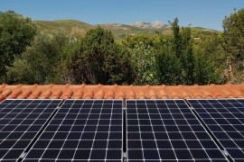 Για ημερήσια παραγωγή ως 48kWh (18 x Sharp 415, 24 Sunlight 1380Ah, Multiplus 10kva)