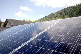 Για ημερήσια παραγωγή ως 8kWh (3 πανελ, 2βολτες μπαταρίες 390ah, Victron Phoenix 2kva)